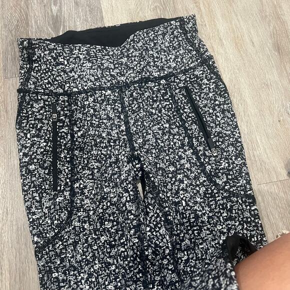 Lululemon Athletica Black and White Floral Size 4 Leggings - Picture 5 of 6